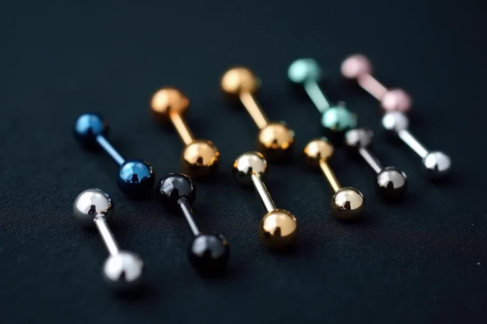 Collection de bijoux de piercing corporel en titane et acier chirurgical sur velours sombre pour piercing Prince Albert